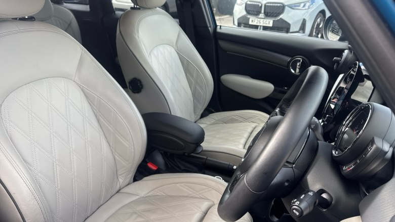 MINI Hatchback 1.5 Cooper Exclusive 5dr Auto Petrol Hatchback